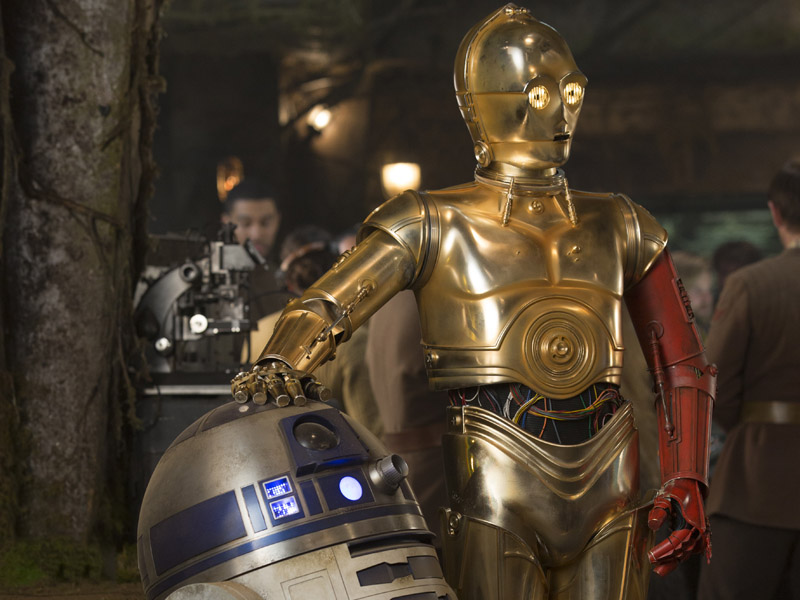 R2-D2 and C-3PO in 'Star Wars: The Force Awakens'