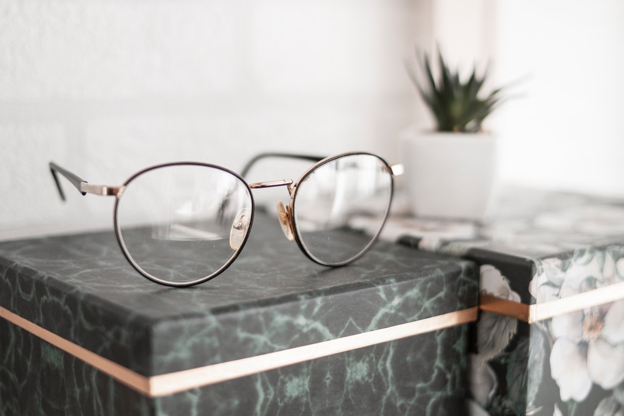 7 Benefits of Wearing Glasses Instead of Lenses