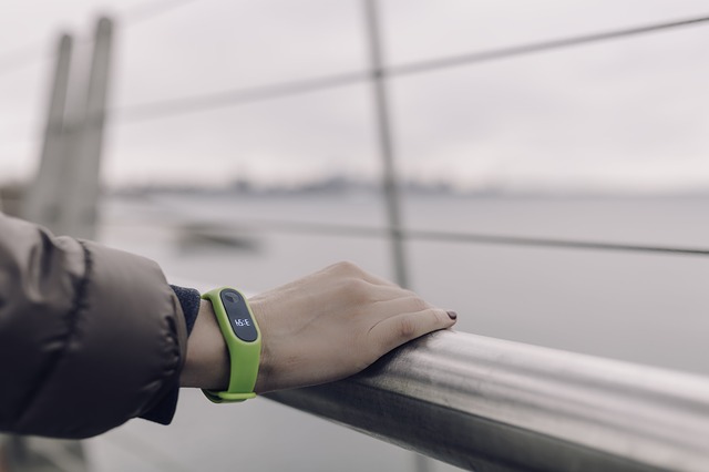 Fitbit健身追踪器提供了一款功能齐全、高度符合人体工程学设计的追踪器，价格不到150美元。