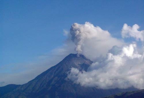 South American Volcano Termed as 'Throat of Fire' Shows Signs of 'Potential Collapse'; 25,000 People Might be Evacuated 
