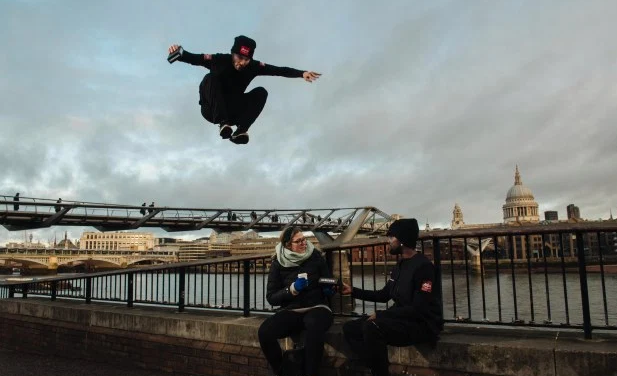[WATCH] Parkour Runners Will Deliver Your New Samsung Galaxy S20 Devices! How Cool is That?