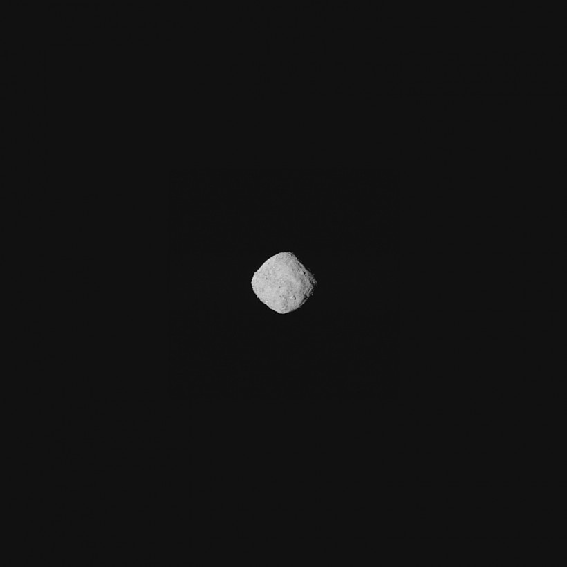 OSIRIX-REx views Asteroid Bennu