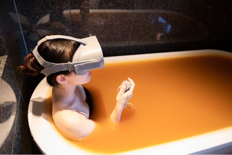 COVID-19: Japan's Free Hot Springs Now Open During Lockdown; You Only Need Youtube and VR! 