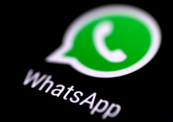 WhatsApp即时通讯应用程序出现在手机屏幕上