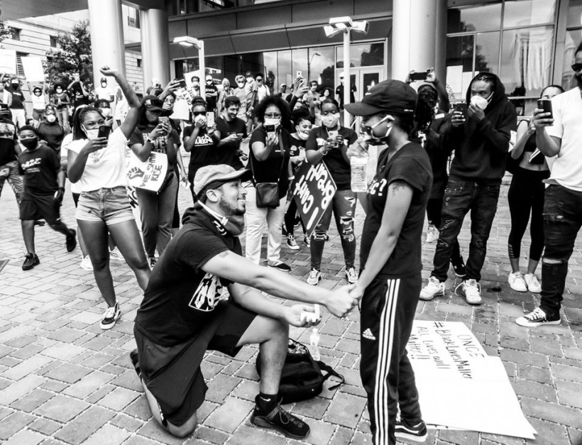 [VIRAL] Man Proposes to His Girlfriend During Protest; Girl Shouted 'Black Lives Matter' After Saying 'Yes'!  