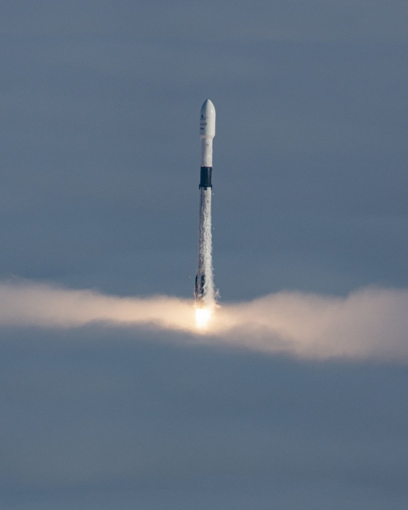 SpaceX Caps the Busy week sending 57 special Starlink satellites with sun visors 