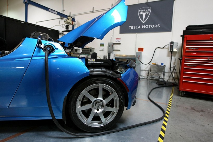 Schwarzenegger Tours Tesla Motors To Highlight Green Technology