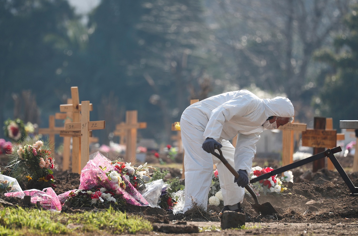 Indonesian anti-maskers dig grave