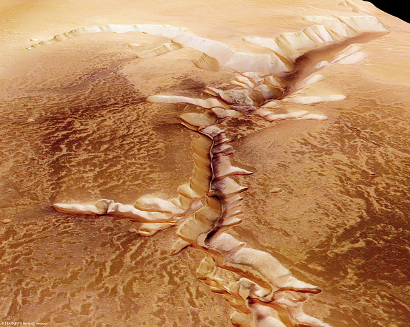 I ricercatori scoprono ulteriori prove di "stagni salati" su Marte utilizzando MARSIS, aumentando le possibilità di vita marziana