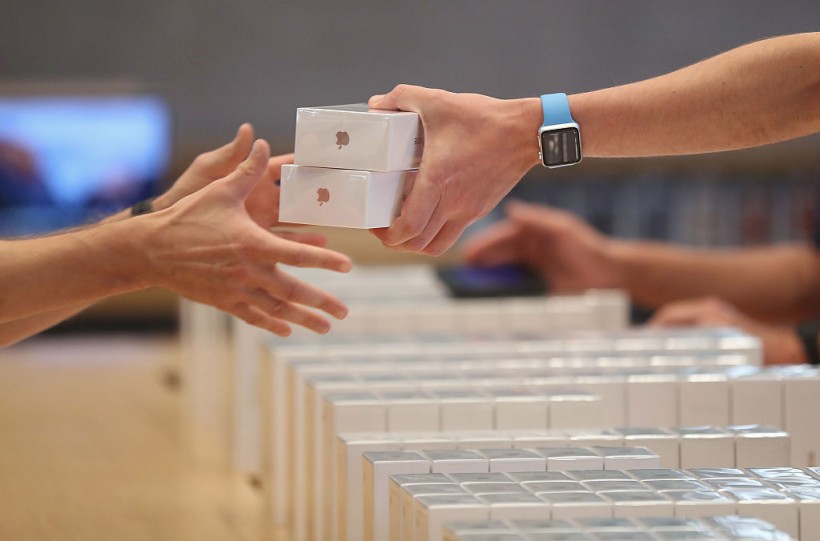 Apple Fans Await iPhone 7