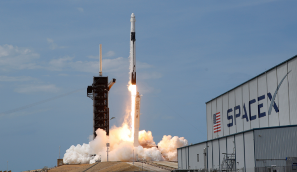 FILE PHOTO: Διαστημόπλοιο SpaceX Falcon 9 και Crew Dragon που μεταφέρουν τους αστροναύτες της NASA Ντάγκλας Χούρλι και τον Ρόμπερτ Μπέχεν