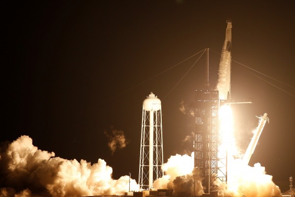 Ένας πύραυλος SpaceX Falcon 9, με μια κάψουλα Crew Dragon, εκτοξεύεται με τέσσερις αστροναύτες στην πρώτη επιχειρησιακή αποστολή εμπορικού πληρώματος της NASA στο Διαστημικό Κέντρο Kennedy στο Cape Canaveral
