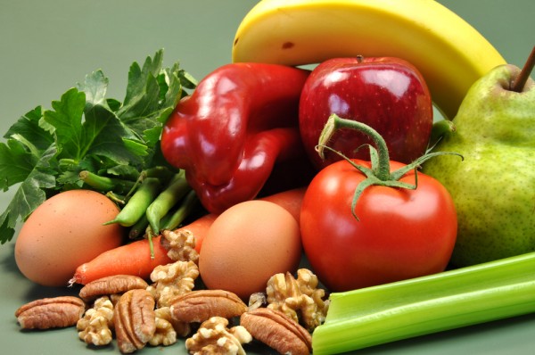 健康食品——水果、坚果、蔬菜和鸡蛋