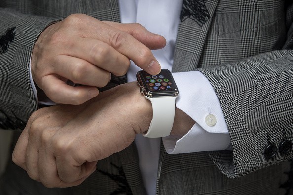 You can Now Use Apple Watch Without Touching Its Screen! Here's How Its New Gesture-Band Works 