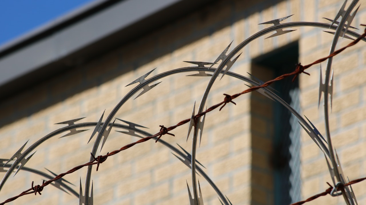 Arizona ACIS software bug inmates behind bars
