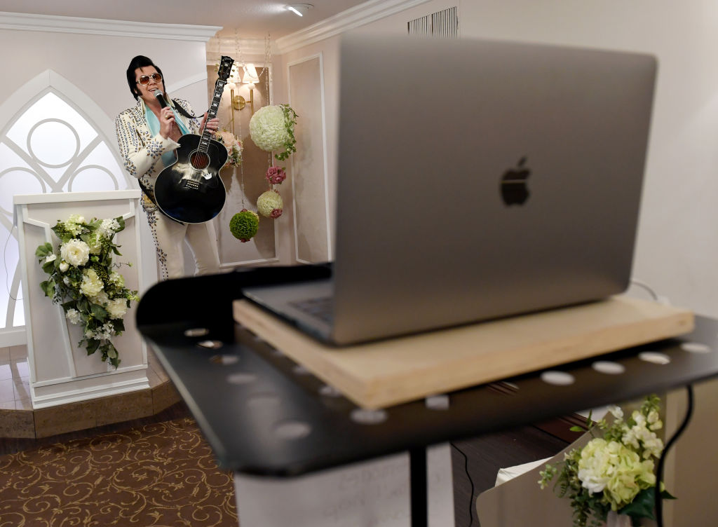 Las Vegas Wedding Chapel Performs Live Virtual Elvis-Themed Vow Renewals Amid COVID-19 Pandemic
