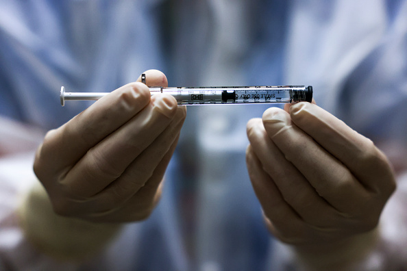 FDA建议人们停止使用强生疫苗由于凝血:接种疫苗的人应该做什么
