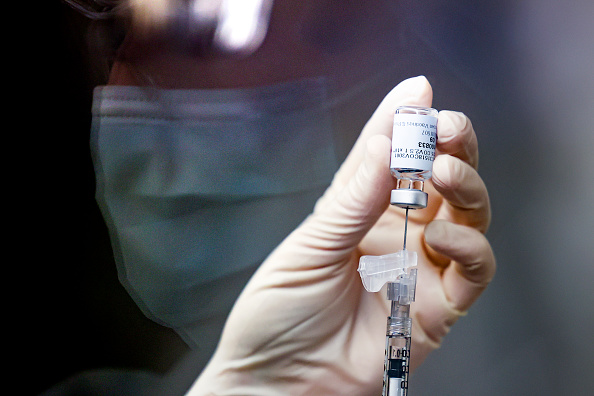 FDA建议人们停止使用强生疫苗由于凝血:接种疫苗的人应该做什么