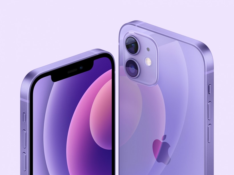 紫色的iPhone 12从弹簧事件