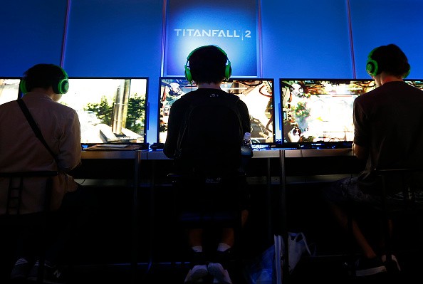 fans playing titanfall 2 