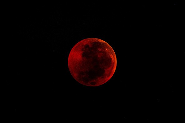 Lunar Eclipse Blood Moon 2021 is About to Arrive! Where, When, and How to Capture It Using Smartphone 