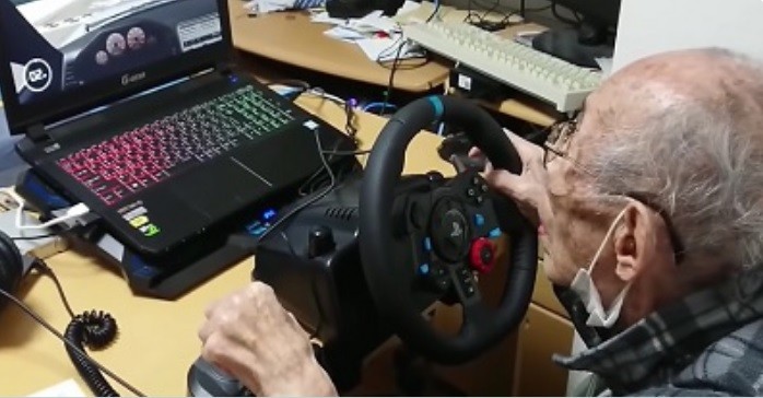 93-Year-Old YouTuber From Tokyo is Addicted to Racing Games--His Skills Are Unbelievable!               