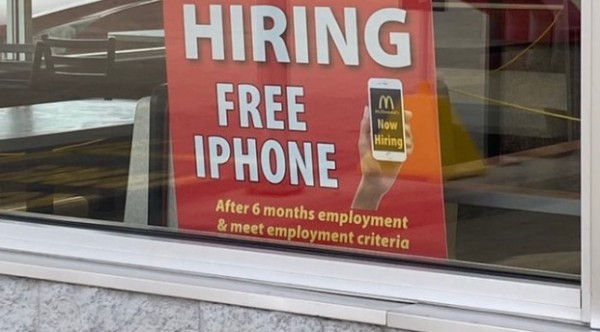 McDonald's in Illinois Offers a Free iPhone Incentive for Staff Who Stay in 6 Months                        