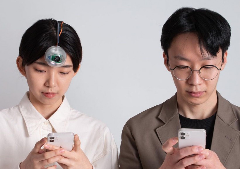 Smartphone Addicts Must-Have: South Korean Designer Creates “Third Eye” Gadget to Alert Users of Oncoming Obstacles 