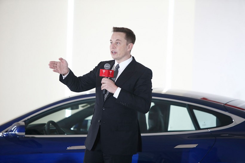 Tesla Model S Plaid Owner Claims AirBag Falls Off His Hands Before He Even Left Dealer’s Parking 