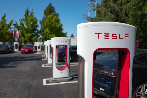 Tesla Supercharger Station to Offer Free Off-Peak Use in Time for the Holiday Overcrowding 