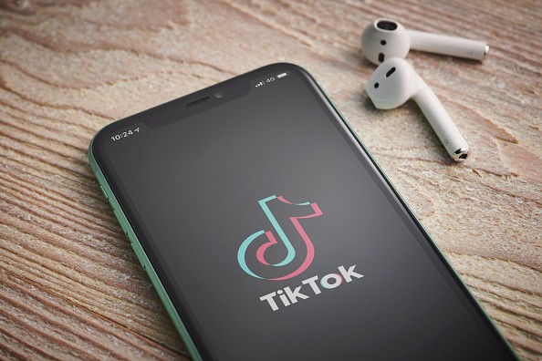 TikTok 'Hello My Name Is Suzie' Trend Is NOT Filter, But A Sticker: Here's How You Can Pull It Off 