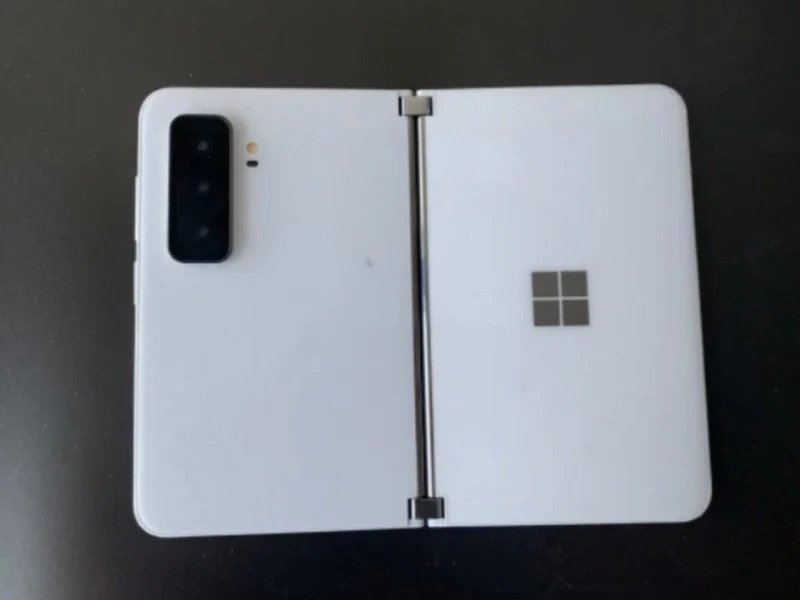 Ejecutivo de Microsoft muestra el Surface Duo accidentalmente