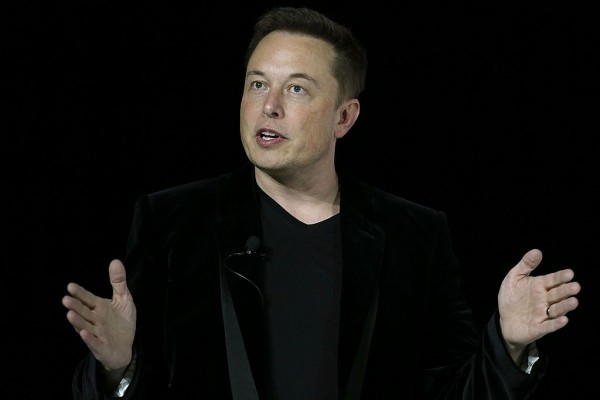 Elon Musk需要刷卡在苹果的应用程序商店,电池设备