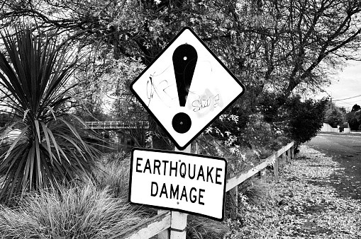 Earthquake damage sign 