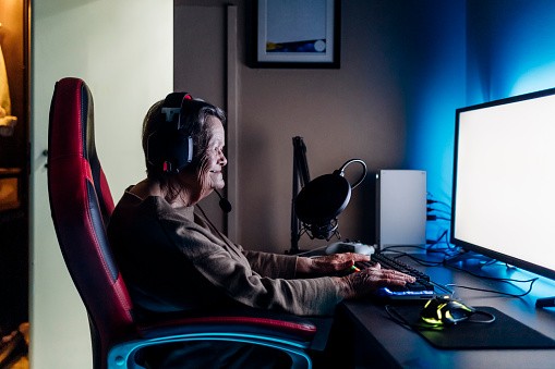 Gaming old woman 