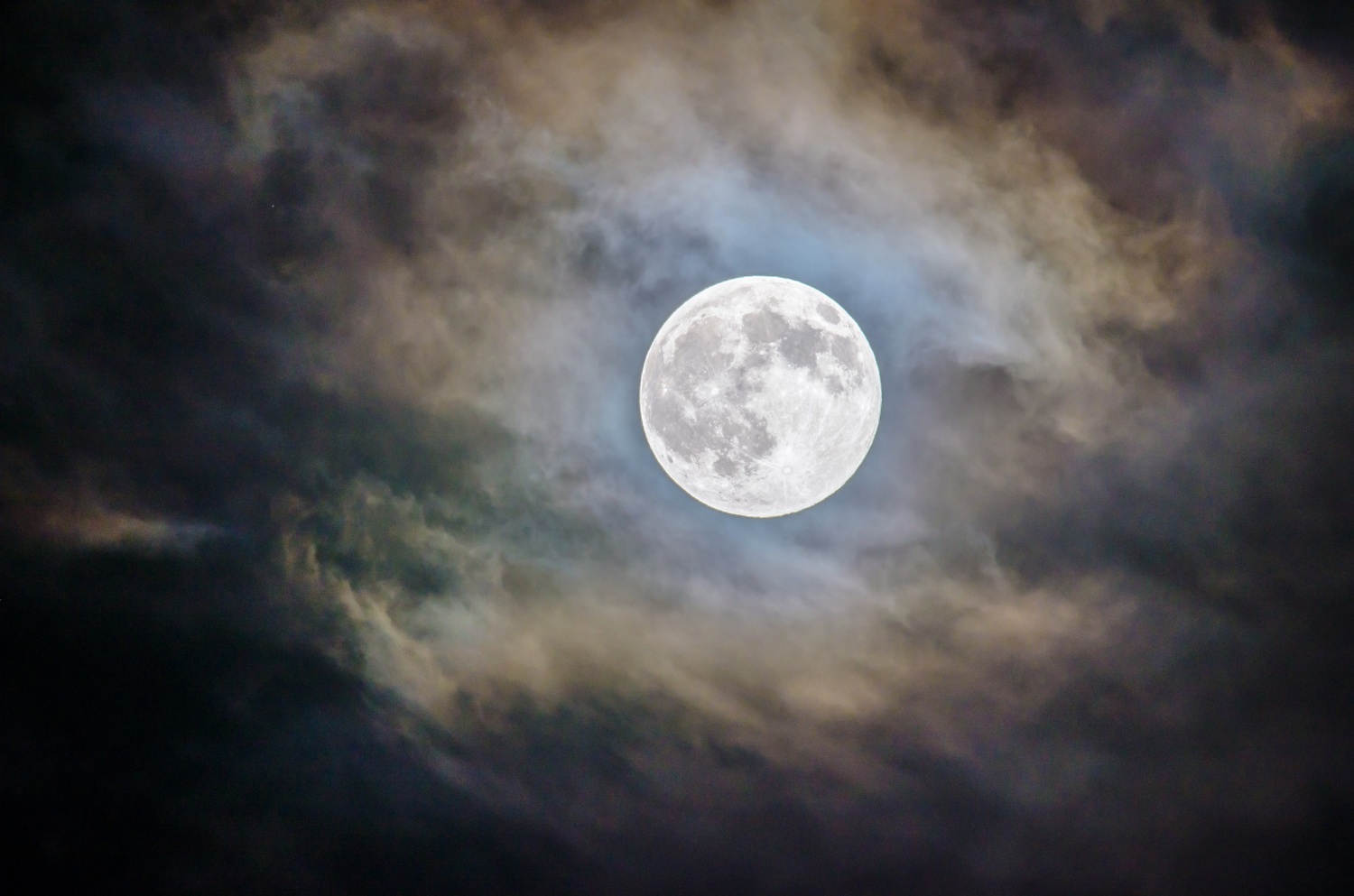 August Sturgeon Moon Last Supermoon Clashes with Perseids—When to