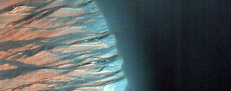 HiRise Camera Captures Images of Sand Dune Erosion on Mars' Kaiser Crater