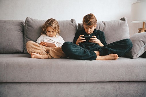 Kids using smartphones 