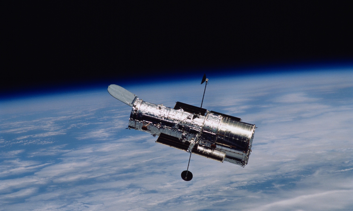 Scoperte del telescopio spaziale Hubble: l’era dell’universo, la luna di Plutone e altro