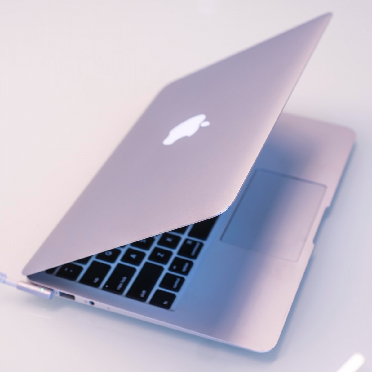 Upcoming MacBook Air Redesign Points Out Slimmer Bezels, White Notch ...