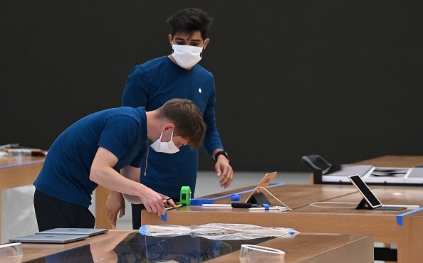 Apple Stores Drop Mask Mandate for Customers in Over 100 Locations as COVID-19 Cases Declines 