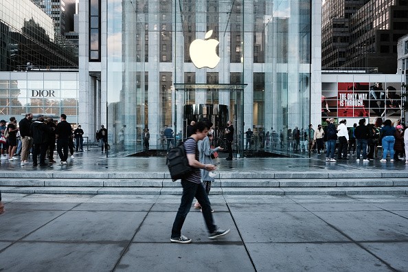 Apple Stores Close in New York Due to Raging COVID-19 Cases |  Fifth Avenue Flagship Shut Down 