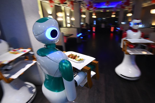 Viral TikTok Video Shows Robot Waiter Serving Customers at Denny’s | AI to Replace Jobs? 