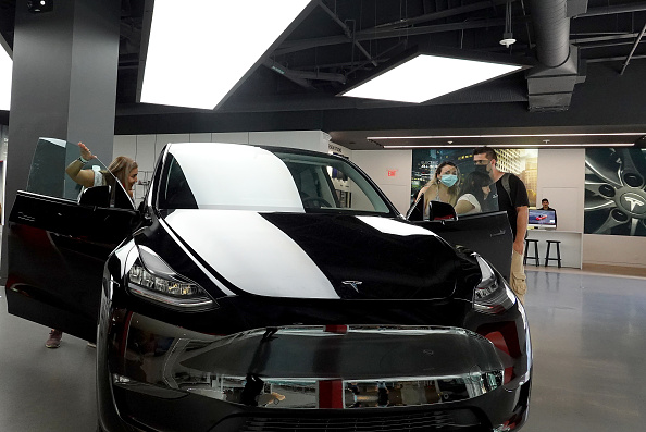 Das Polizeiauto Tesla Model Y wird Teil der EV-Flotte der Patrouille in der Schweiz