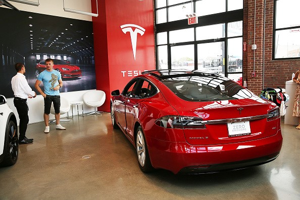 Elon Musk Confirms Tesla’s Push Center Horn is Coming to Model S,X Yoke Steering 