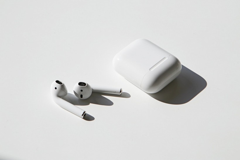 Apple AirPods Used to Call 911 to Save Woman's Life | After Hitting a Sharp Metal Pole