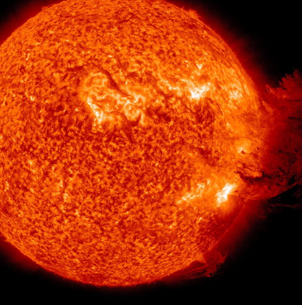 NASA Captures Sun's Mid-Level Solar Flare! SWPC Issues Warning for Astronauts on High-Altitude Flights