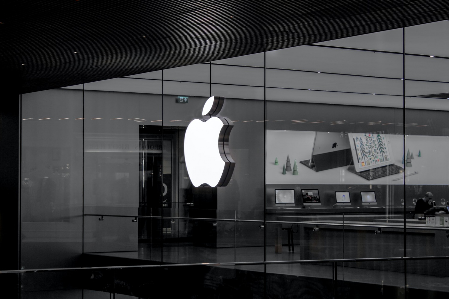 Apple Amsterdam Hostage Situation Resolved? Police Hit Gunman with a Car