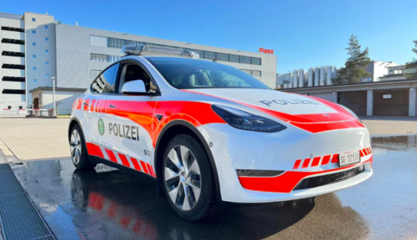 Das Polizeiauto Tesla Model Y wird Teil der EV-Flotte der Patrouille in der Schweiz 