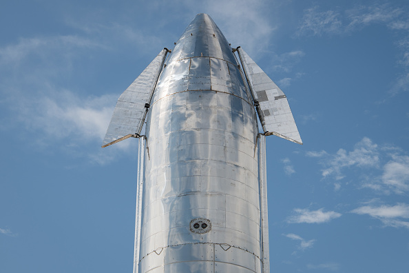 إيلون ماسك يعترف بأن تصميم SpaceX Starship هو “مدبب” مستوحى من “الديكتاتور”